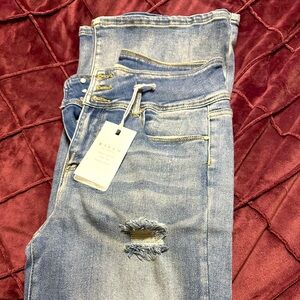 BNWT women’s size 31 Risen button fly distressed jeans